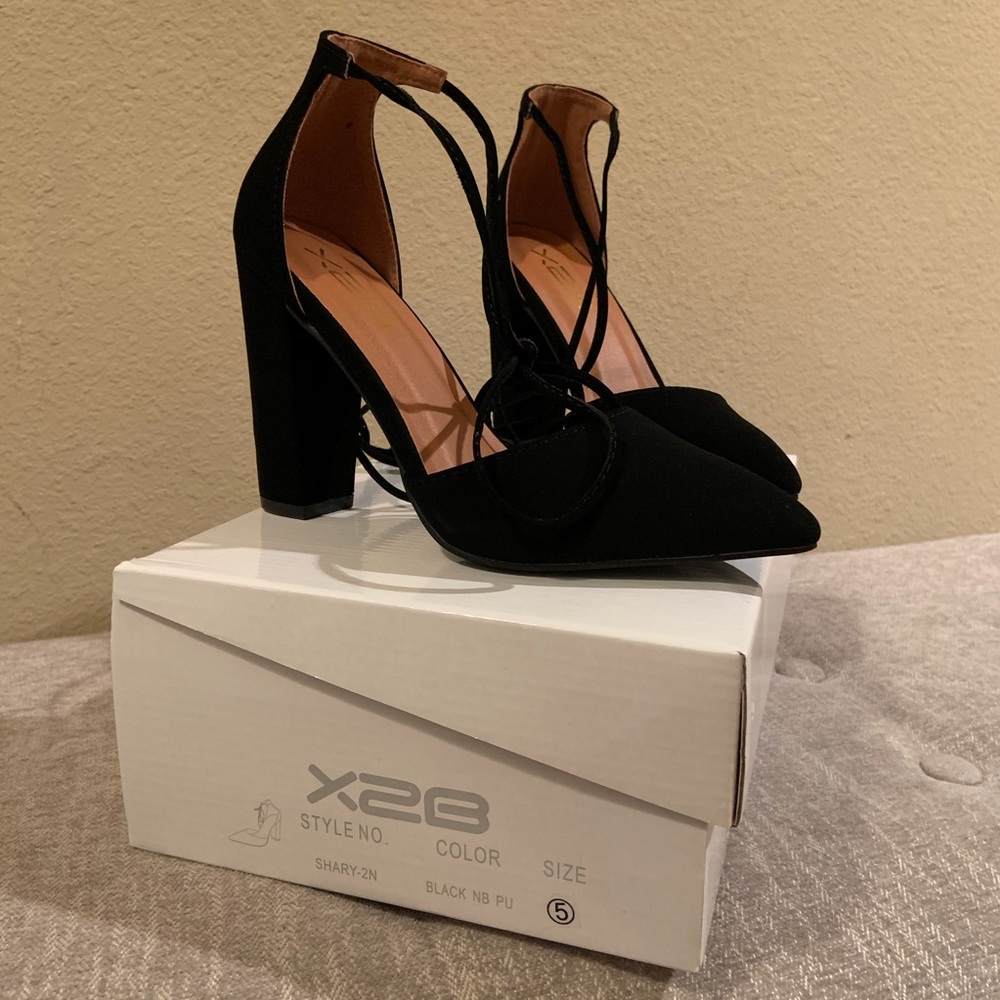Ankle tie point heel shoes